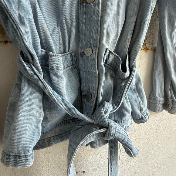 GAP Denim Jacket Women's M Lightwash Utility Tie Waist Belted Classic Chambray - Picture 2 of 6